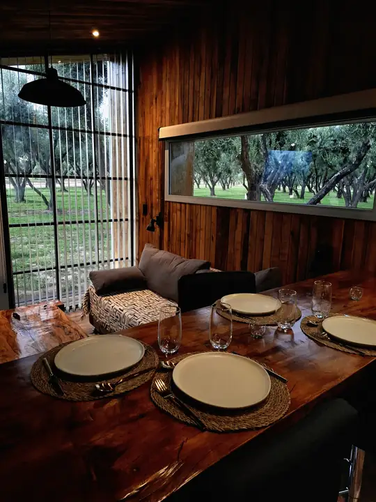 Mesa del comedor junto al ventanal